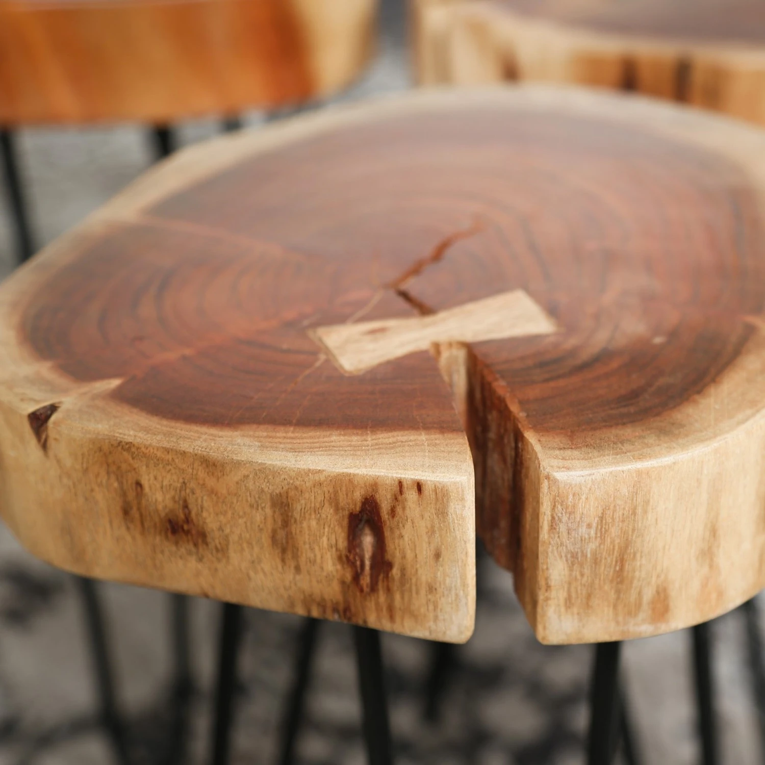 Bijzettafeltje Samantha - Acacia En Zwart Stalen Poten 2 Bijzettafeltje Samantha - Acacia En Zwart Stalen Poten - Afbeelding 2