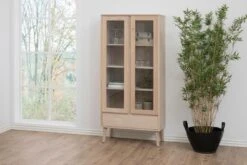 Vitrinekast Nalini 80cm 2 Deuren & 1 Lade - Lichte Eik 12 Vitrinekast Nalini 80cm 2 Deuren & 1 Lade - Lichte Eik -Emob DB96F45A 79C4 4335 9093 AC4C245FD9A8 ae10